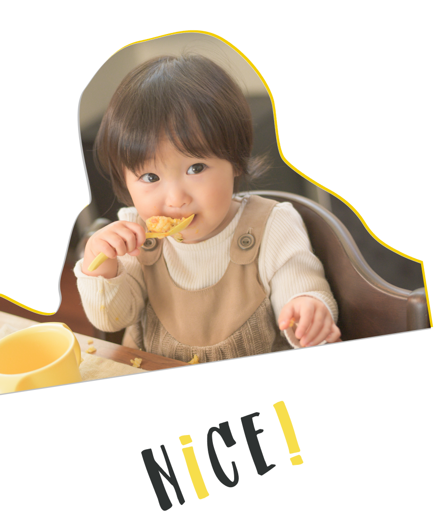 子どもがひとり食べにチャレンジしている
