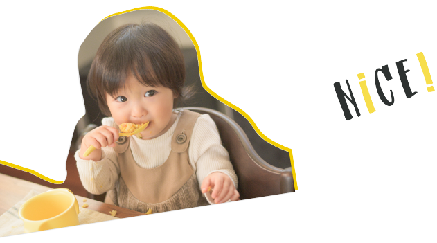 子どもがひとり食べにチャレンジしている