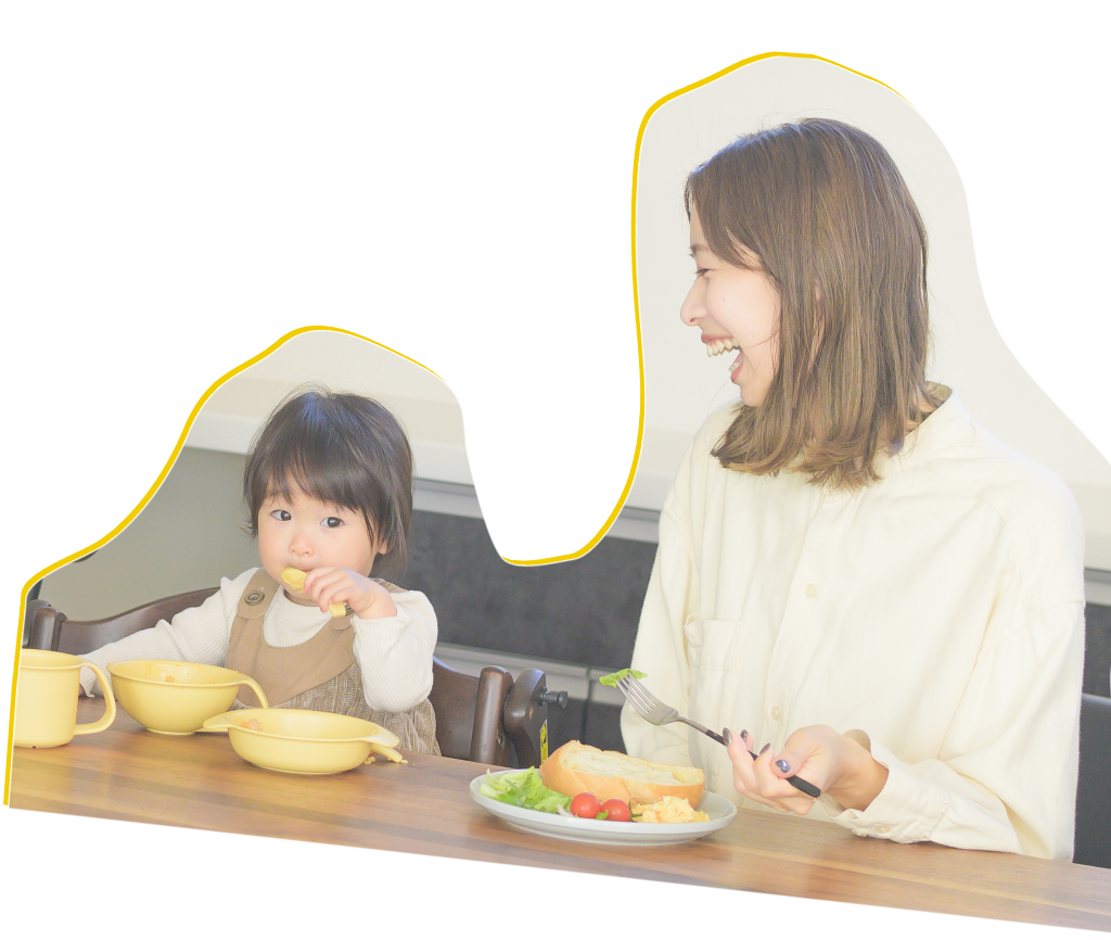 親子が笑顔で食事している