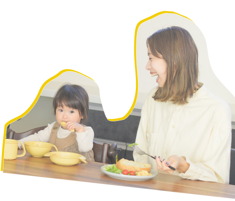 親子が笑顔で食事している