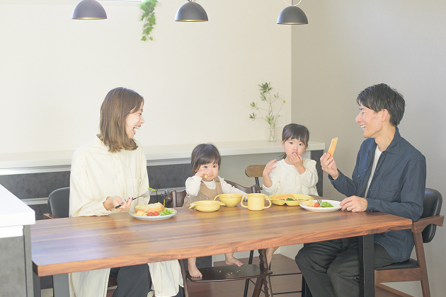家族で食卓を囲む様子