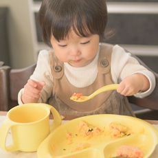子どもが食器を使う様子
