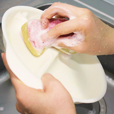 食器を洗う様子