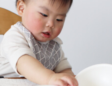 赤ちゃんと食器